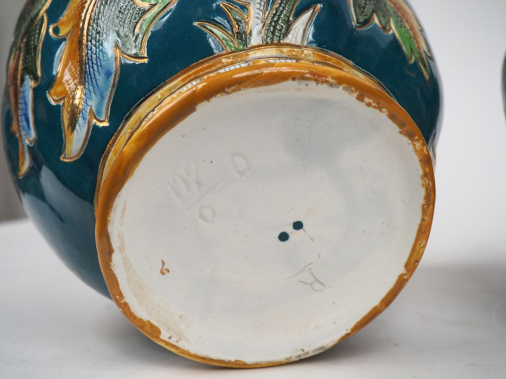 Garniture en barbotine, à décor de fleurs polychromes comprenant :  un