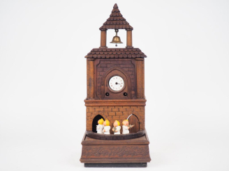 Vente aux enchères Pendule automate en bois sculpté, en forme de beffroi à décor tournant