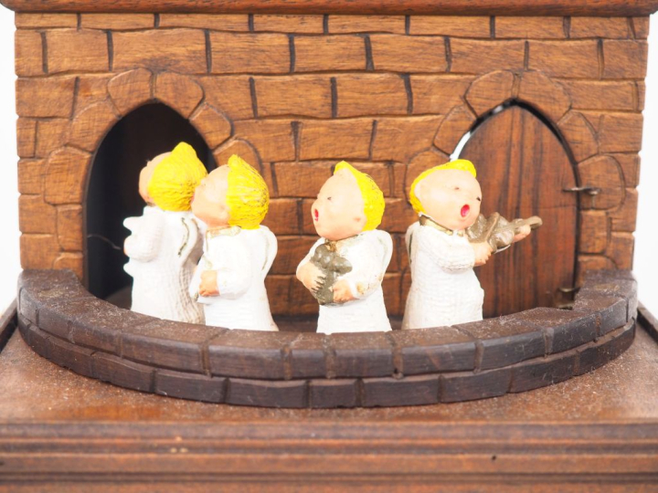 Pendule automate en bois sculpté, en forme de beffroi à décor tournant