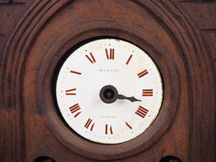 Pendule automate en bois sculpté, en forme de beffroi à décor tournant