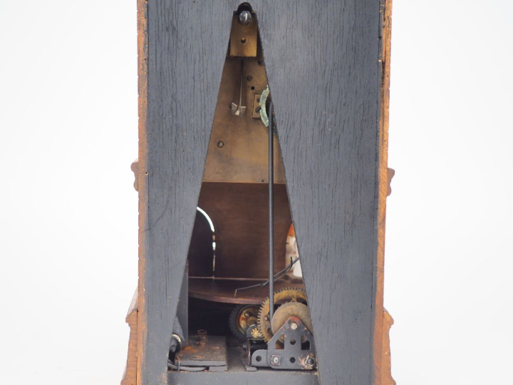 Pendule automate en bois sculpté, en forme de beffroi à décor tournant