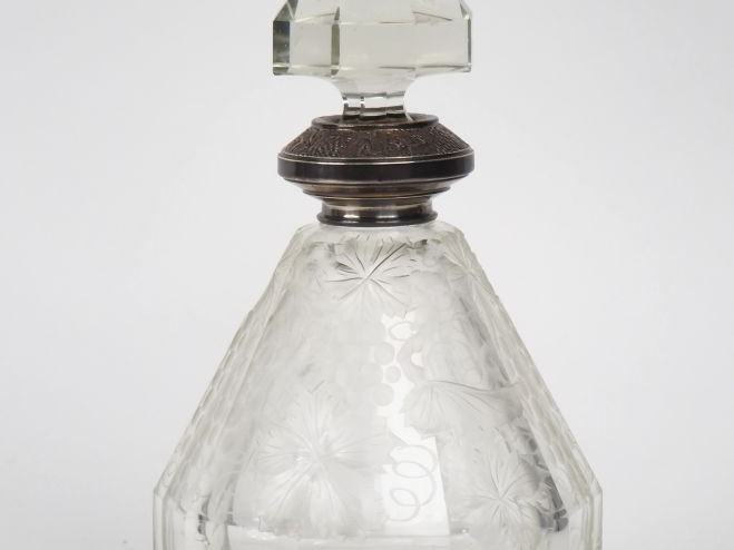 Flacon 1900 en cristal gravé à décor de pampres , monture en argent po