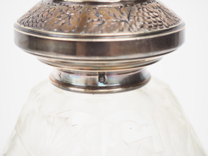 Flacon 1900 en cristal gravé à décor de pampres , monture en argent po