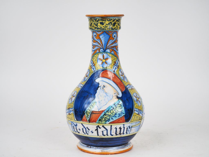 Vase ovoide XIXème en faience italienne, à décor polychrome de personn