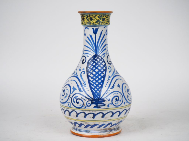 Vase ovoide XIXème en faience italienne, à décor polychrome de personn