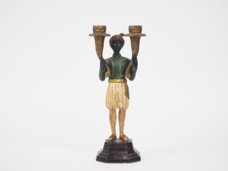 Vente aux enchères Candélabre en métal polychrome figurant un jeune nubien, éclairant à d