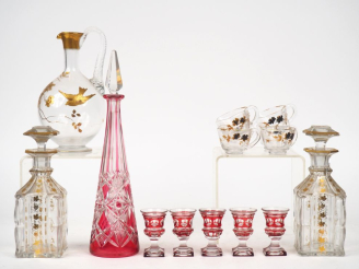 Vente aux enchères Flacon à liqueur en cristal bicolore. 5 verres à liqueur en cristal bi