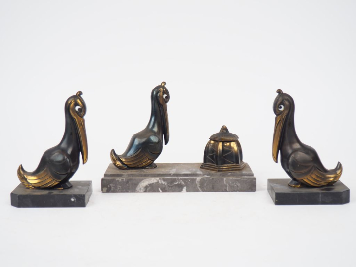 FRANJOU. Garniture de bureau en régule et marbre à décor de pélicans (