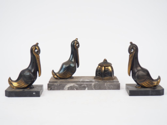 Vente aux enchères FRANJOU. Garniture de bureau en régule et marbre à décor de pélicans (