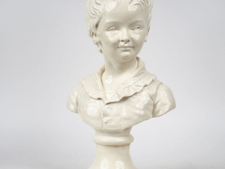 Vente aux enchères HOUDON (d'après). "buste d'enfant" en faïence. H. 51,5 cm