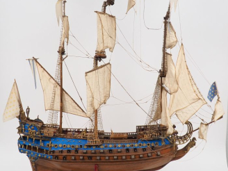 Vente aux enchères Maquette de navire "Soleil royal".  Dim. 121 x 84 cm (mât accidenté)