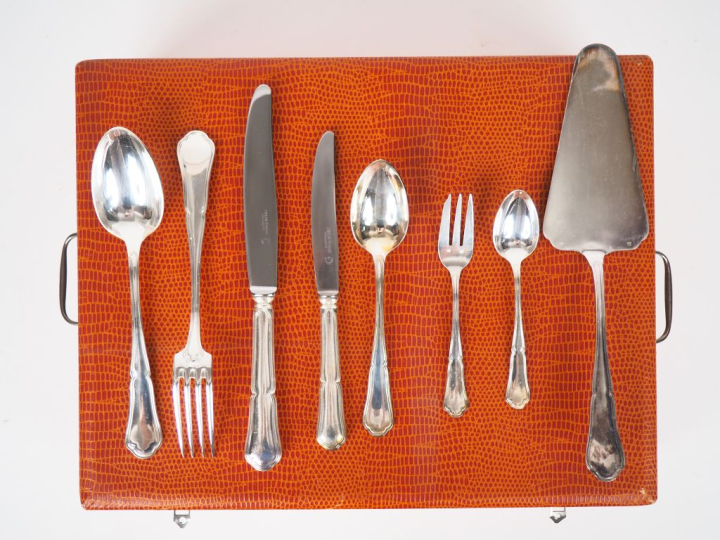 FELIX FRERES.  Ménagère en métal argenté, modèle à filet comprenant : 