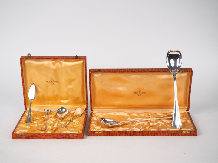FELIX FRERES.  Ménagère en métal argenté, modèle à filet comprenant : 