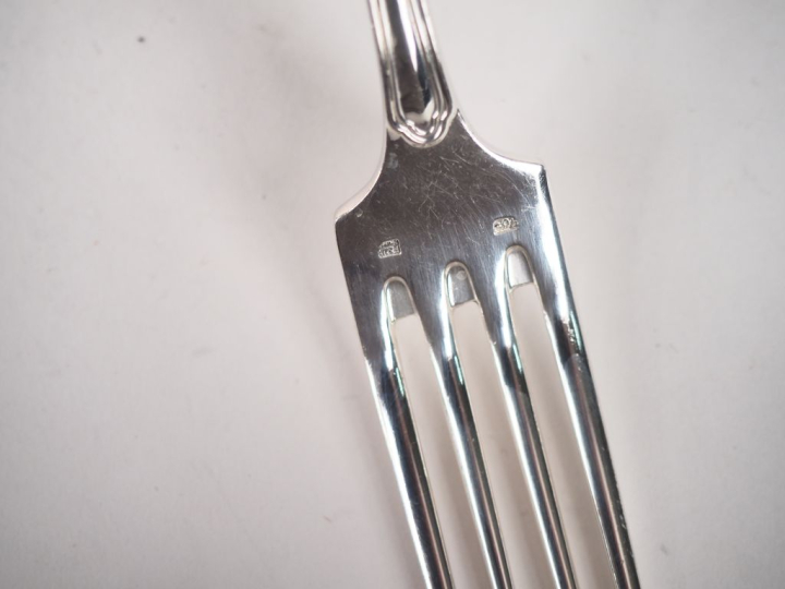 FELIX FRERES.  Ménagère en métal argenté, modèle à filet comprenant : 