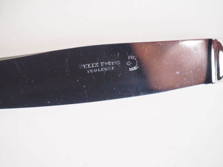 FELIX FRERES.  Ménagère en métal argenté, modèle à filet comprenant : 