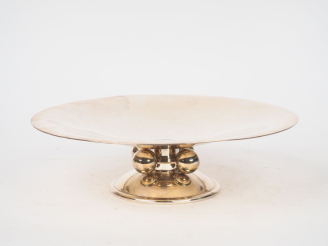 Vente aux enchères CHRISTOFLE.  Coupe sur pied en métal argenté, piétement orné de quatre