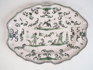 Vente aux enchères Plat XVIIIème en faience de Moustiers à décor de grotesques. Dim. 31,5