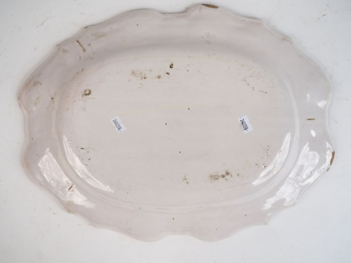 Plat XVIIIème en faience de Moustiers à décor de grotesques. Dim. 31,5