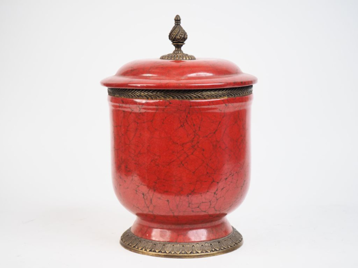 Pot couvert en faience rouge de style Louis XVI à l'imitation du marbr