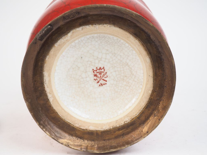 Pot couvert en faience rouge de style Louis XVI à l'imitation du marbr