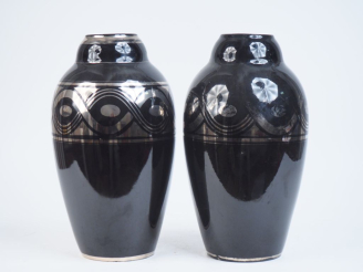 Vente aux enchères Paire de vases ovoides Art Déco en céramique noire et argenté, à décor