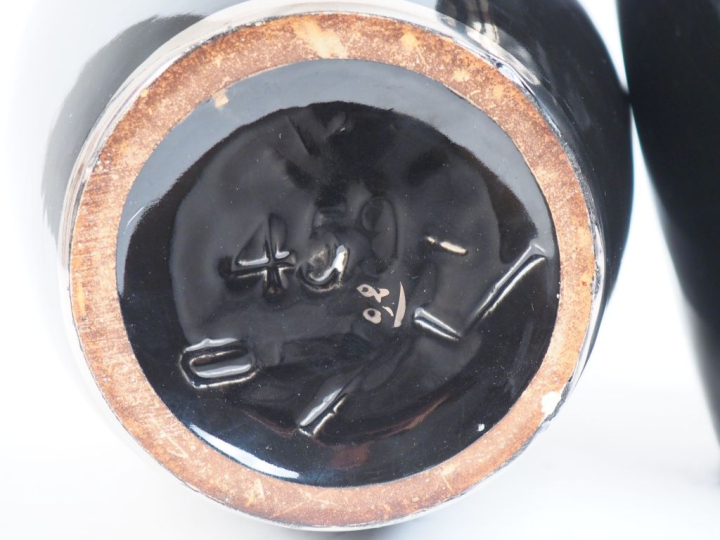 Paire de vases ovoides Art Déco en céramique noire et argenté, à décor