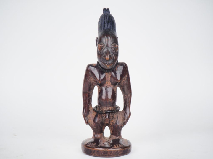 Statuette Ibeji Yorouba, Nigeria Bois à patine brune, camwood, bleu de