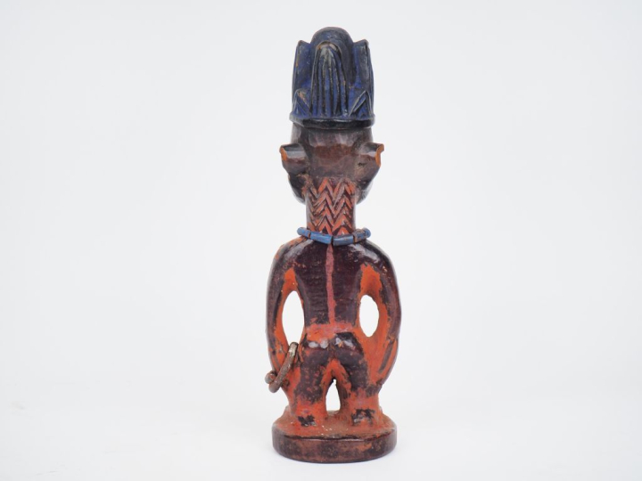 Statuette ibeji Yorouba, Nigeria Bois à patine brune, camwood, bleu de