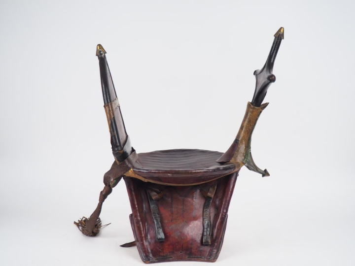 Selle de chameau ou Tamzak. Touaregs du Niger. Bois dur (tamarix ou ac