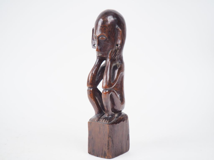 Statuette Îles Taminbar (?), Indonésie  Bois à patine brune, métal, ve