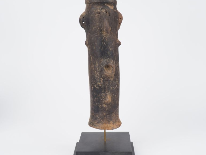 Tête Bura, Niger  Terre-cuite à engobe noir H. 25 cm Tête funéraire po