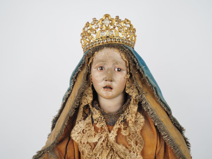 Ecole française XVIIIème. "Vierge couronnée". Sculpture en stuc polych