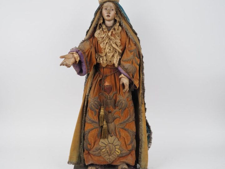 Ecole française XVIIIème. "Vierge couronnée". Sculpture en stuc polych