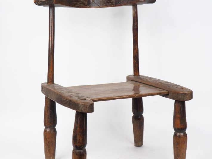 Chaise Senoufo, Côte d’Ivoire Bois à patine brune, pièces de monnaie H