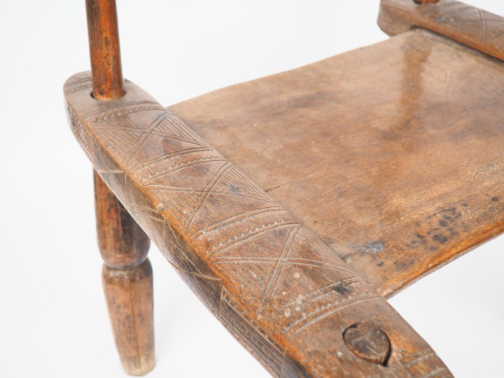 Chaise Senoufo, Côte d’Ivoire Bois à patine brune, pièces de monnaie H
