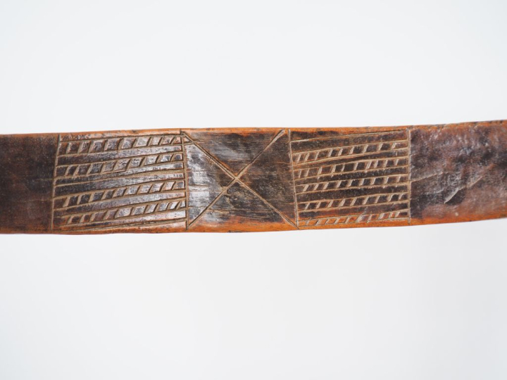 Chaise Senoufo, Côte d’Ivoire Bois à patine brune, pièces de monnaie H