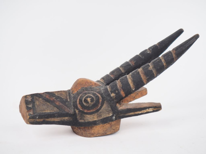 Elément Nuna, Burkina Faso Bois à patine brune, pigments L. 22 cm Figu