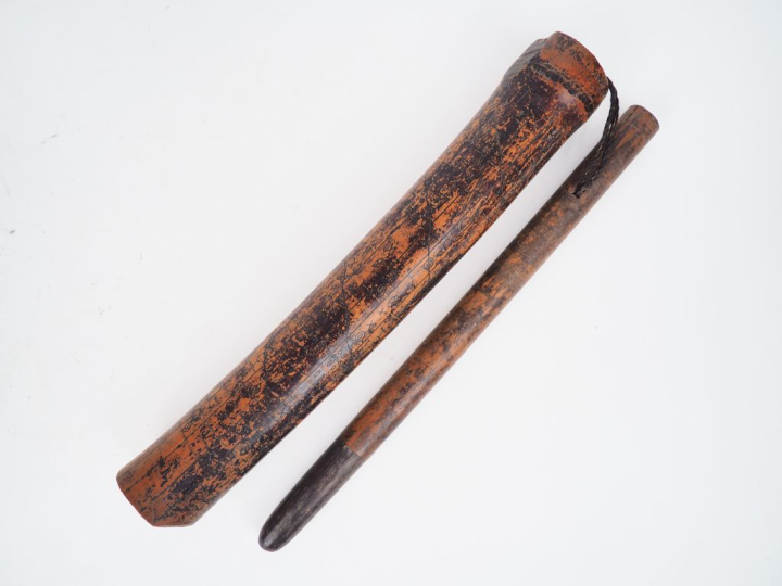 Bambou gravé, Indonésie (?)  L. 35 cm et 35,5 cm Bambou gravé de signe