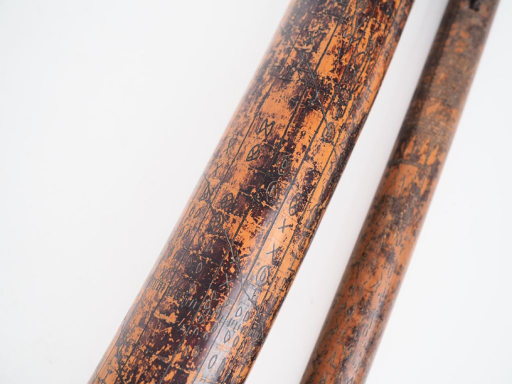 Bambou gravé, Indonésie (?)  L. 35 cm et 35,5 cm Bambou gravé de signe