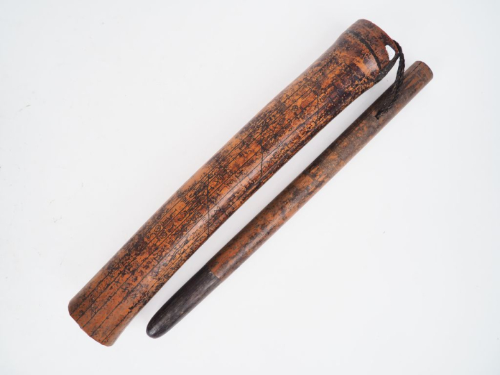 Bambou gravé, Indonésie (?)  L. 35 cm et 35,5 cm Bambou gravé de signe
