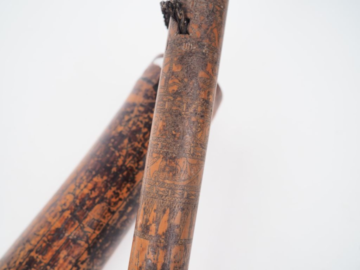 Bambou gravé, Indonésie (?)  L. 35 cm et 35,5 cm Bambou gravé de signe