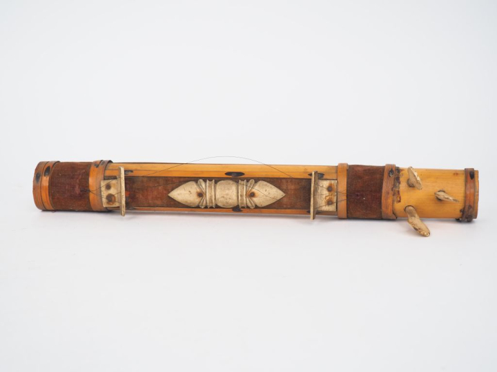 Instrument de musique, Asie Bambou, os (?), velours L. 39 cm Expert : 