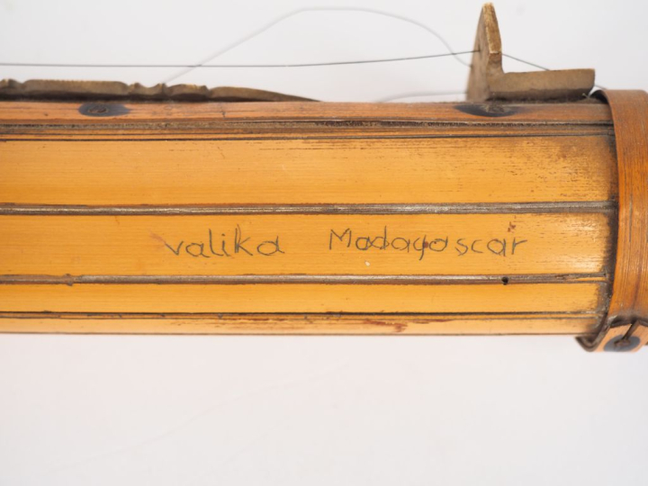 Instrument de musique, Asie Bambou, os (?), velours L. 39 cm Expert : 