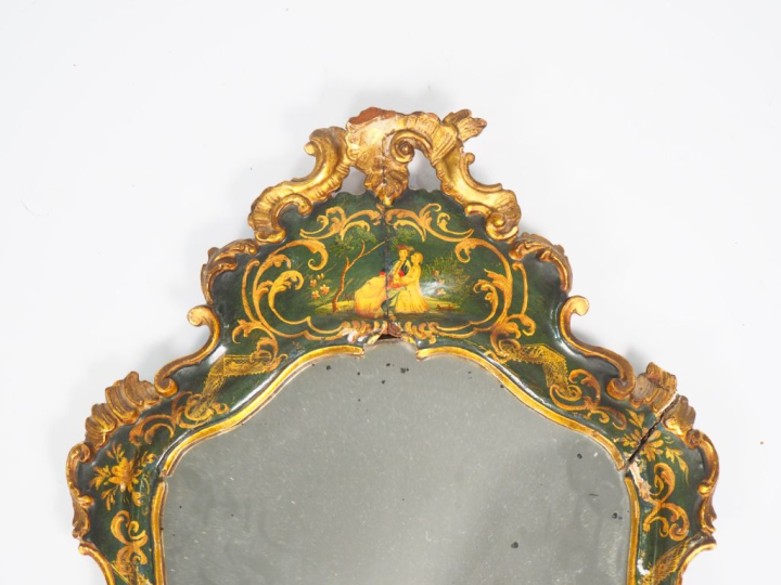 Miroir de style Louis XV en Vernis Martin et bois sculpté et doré, à d