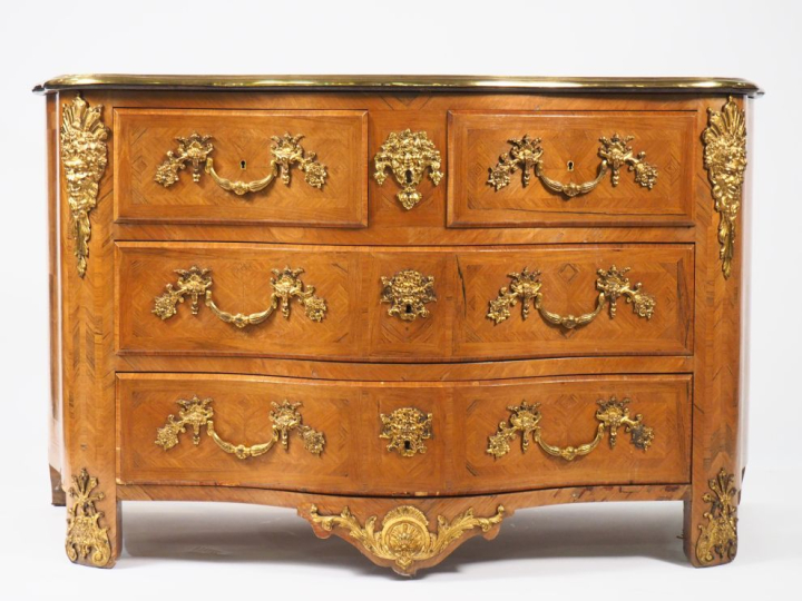 Commode Napoléon III de style Louis XIV à décor en frisage de motifs g