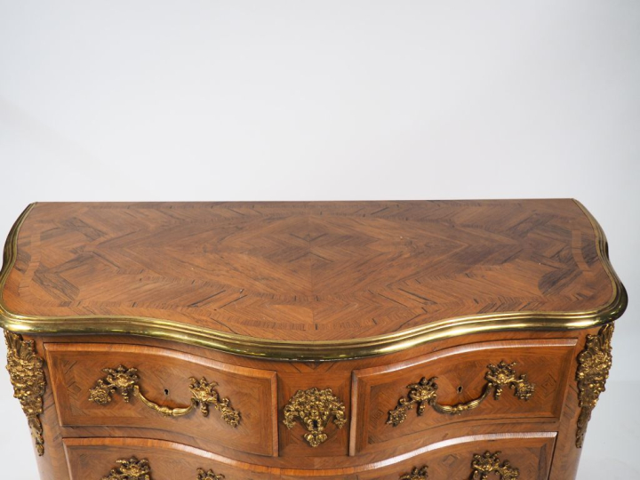 Commode Napoléon III de style Louis XIV à décor en frisage de motifs g