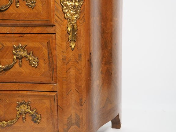 Commode Napoléon III de style Louis XIV à décor en frisage de motifs g