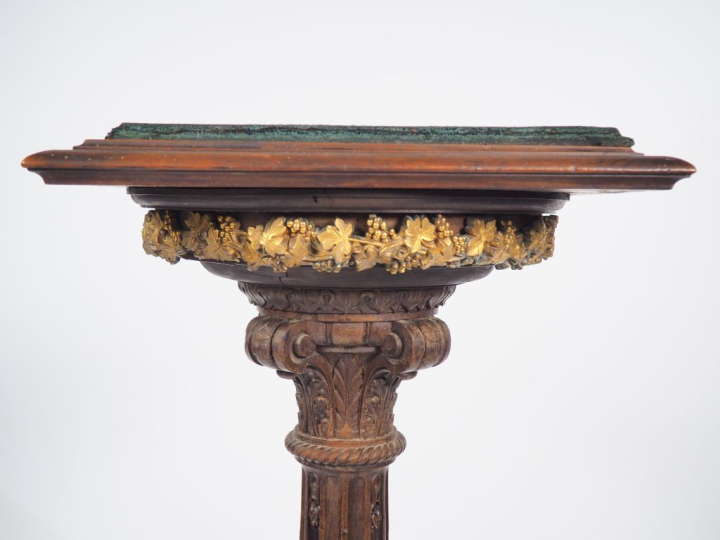 Sellette en bois naturel et doré de style Louis XVI, décor de cannelur