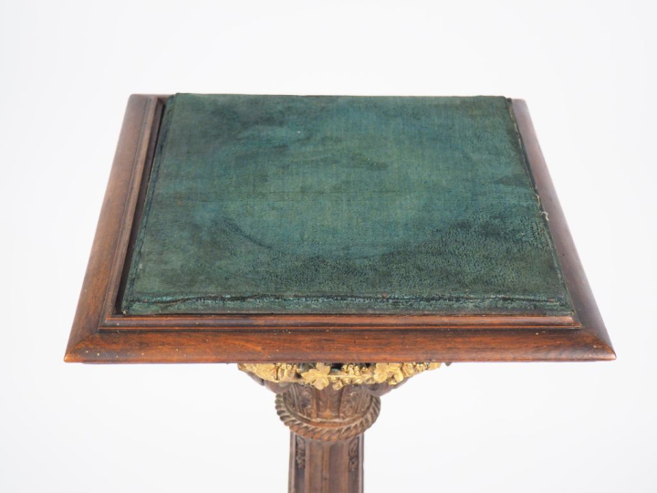 Sellette en bois naturel et doré de style Louis XVI, décor de cannelur