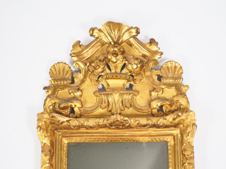Vente aux enchères Miroir Louis XV en bois et stuc doré, à décor de rocaille et de fleuro